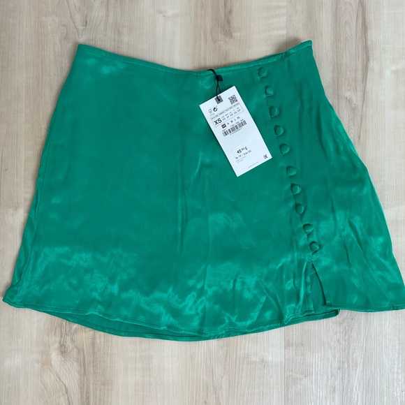 NWT - green silk/satin skirt with shorts - Picture 3 of 4